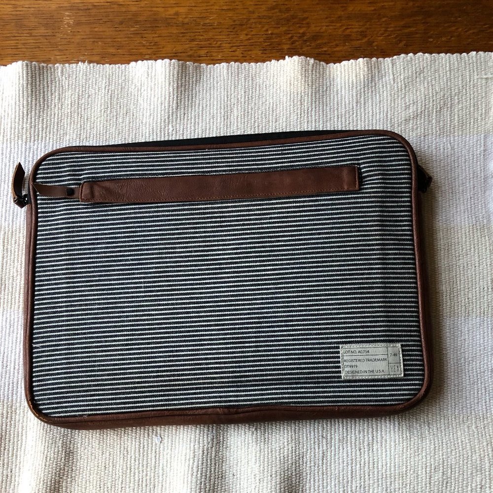 HEX Laptop case - Black & white striped